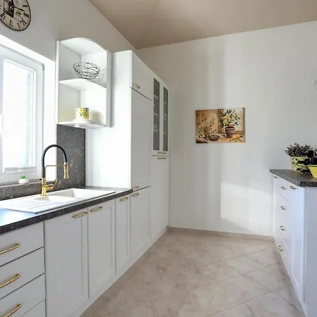 Mediterrane Natalia Vrsi