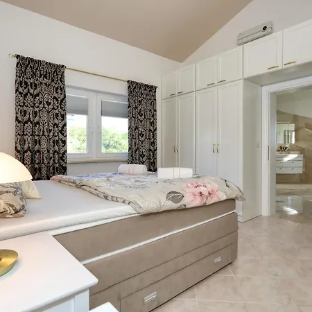 Mediterrane Natalia Vrsi