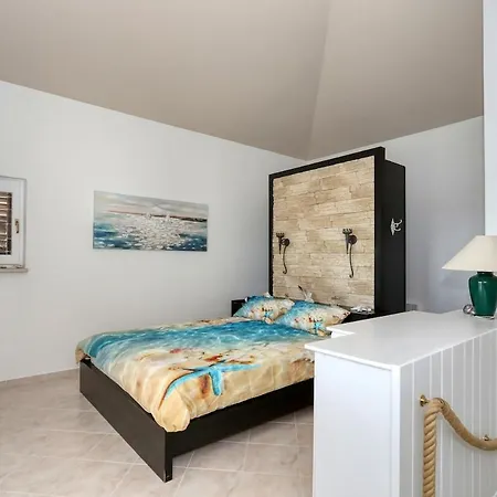 Mediterrane Natalia Vrsi