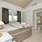 Mediterrane Natalia Vrsi