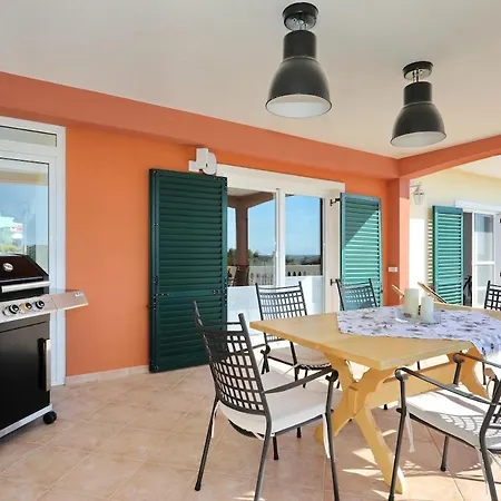 Mediterrane Natalia Kovacic