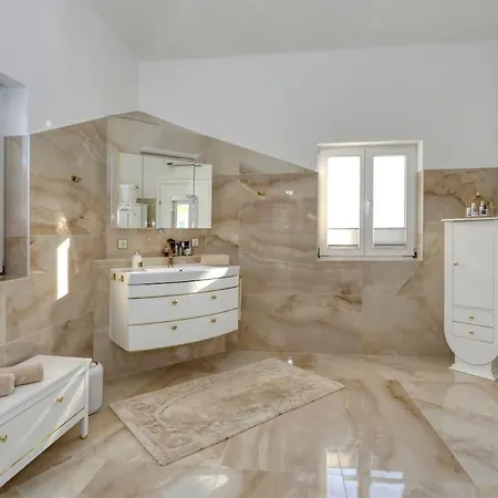 Mediterrane Natalia Kovacic