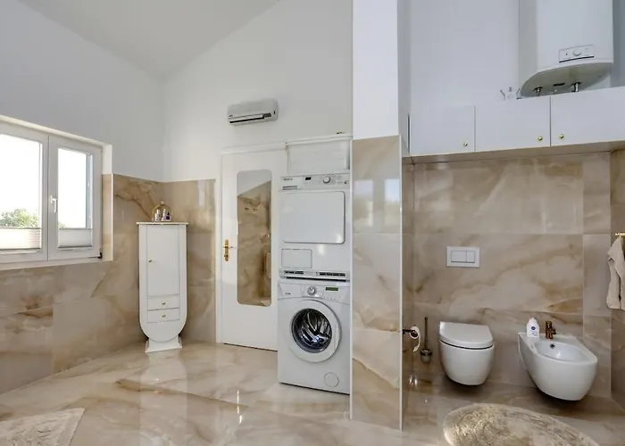 Mediterrane Natalia ヴーシ